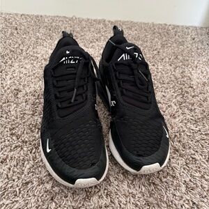 Nike women’s Black 270s Sneakers